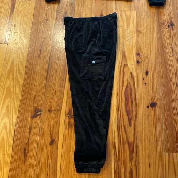 Two piece crop top jogger set. Size medium - Picture 3 of 6